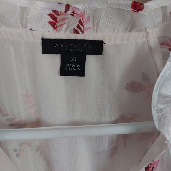 Pretty little flutter sleeve blouse - Picture 4 of 5